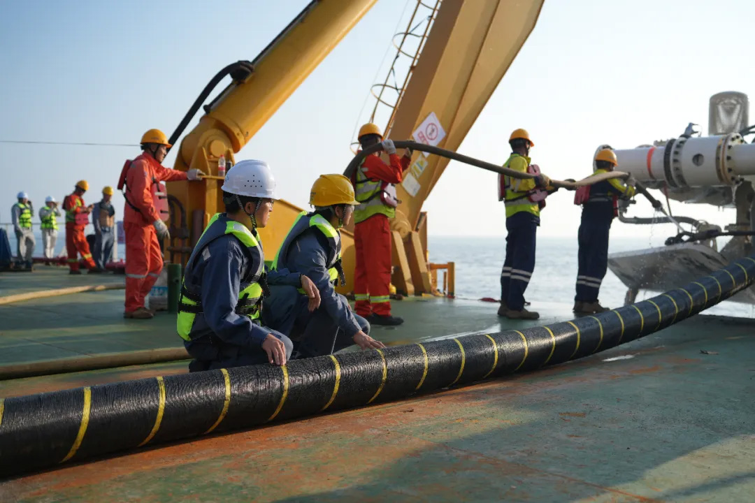 Engineers inspect the cables onboard the Dejing-106 vessel near Weizhou Island, southwest China's Guangxi Zhuang Autonomous Region. /SASAC