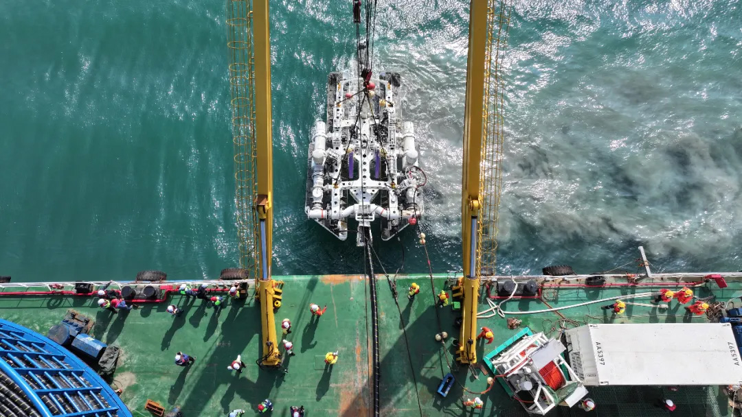 Engineers put the plow into water onboard the Dejing-106 vessel near Weizhou Island, southwest China's Guangxi Zhuang Autonomous Region. /SASAC