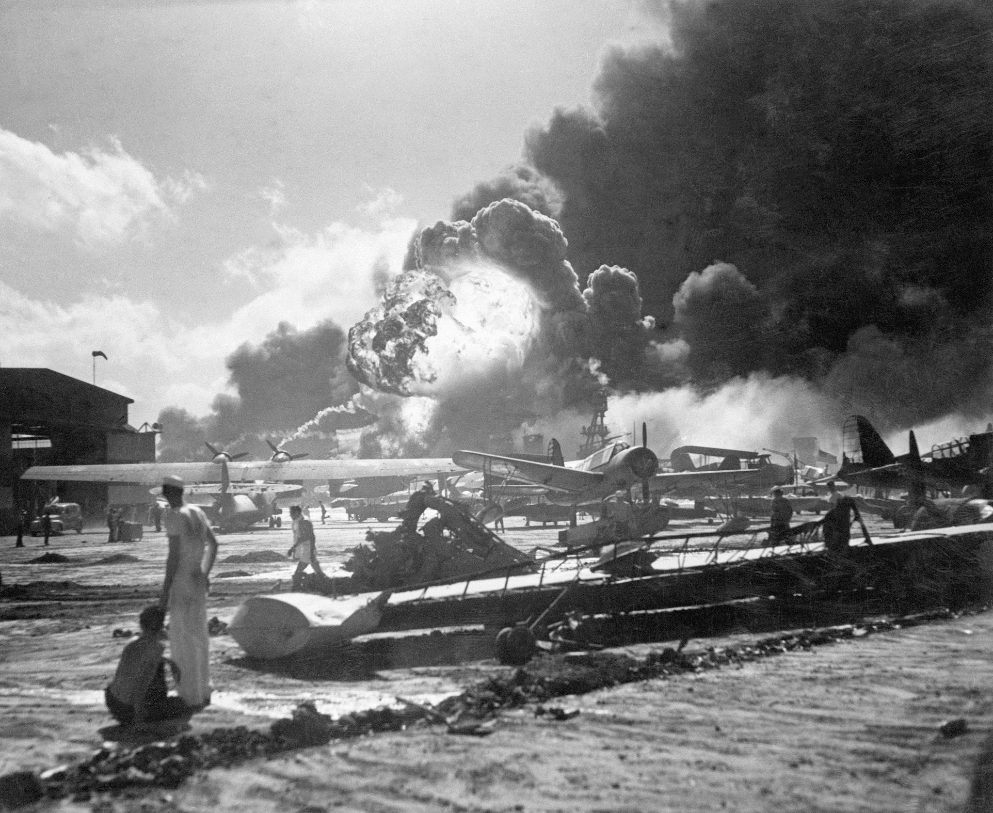 Airmen at the Ford Island Naval Air Station watch smoke and flames billow from the USS Shaw, which had just been blown up by Japanese bombers during the attack on Pearl Harbor, December 7, 1941. /CFP