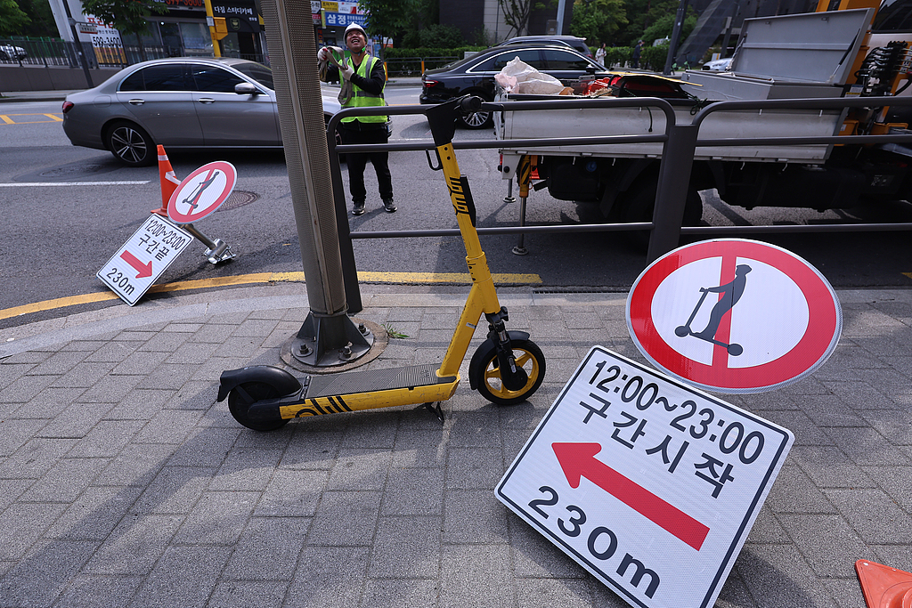 An e-scooter on a street as officials in Seocho-gu, Seoul, South Korea, installed no-entry signs for e-scooters on Banpa Gakuen-ga Street, May 13, 2025. /CFP