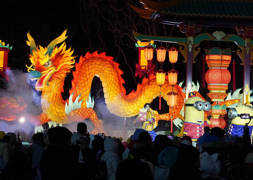 The artists dressed as the Minions perform in front of a dragon lantern at Universal Beijing Resort on January 22, 2026. /VCG