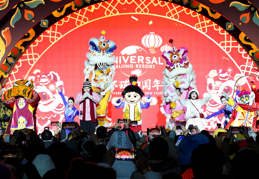 An artist dressed as Po, the protagonist of 