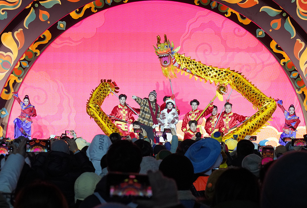 A dragon dance performance is staged at Universal Beijing Resort on January 22, 2026. /VCG
