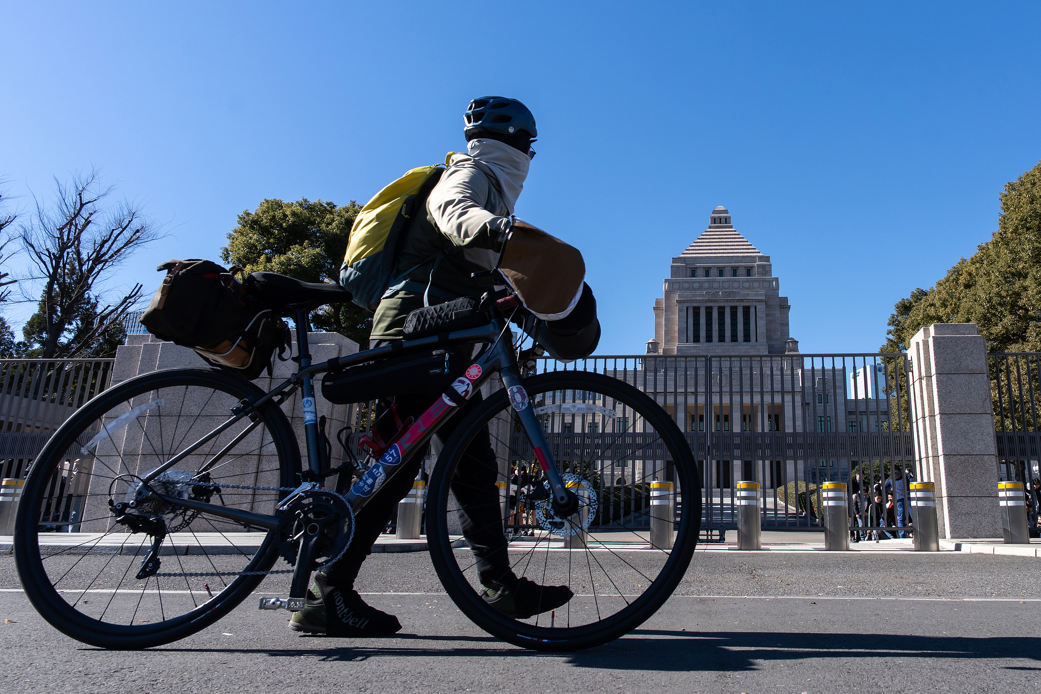 A man pushes his bicycle past the National Diet Building in Tokyo, Jan. 23, 2026. /VCG