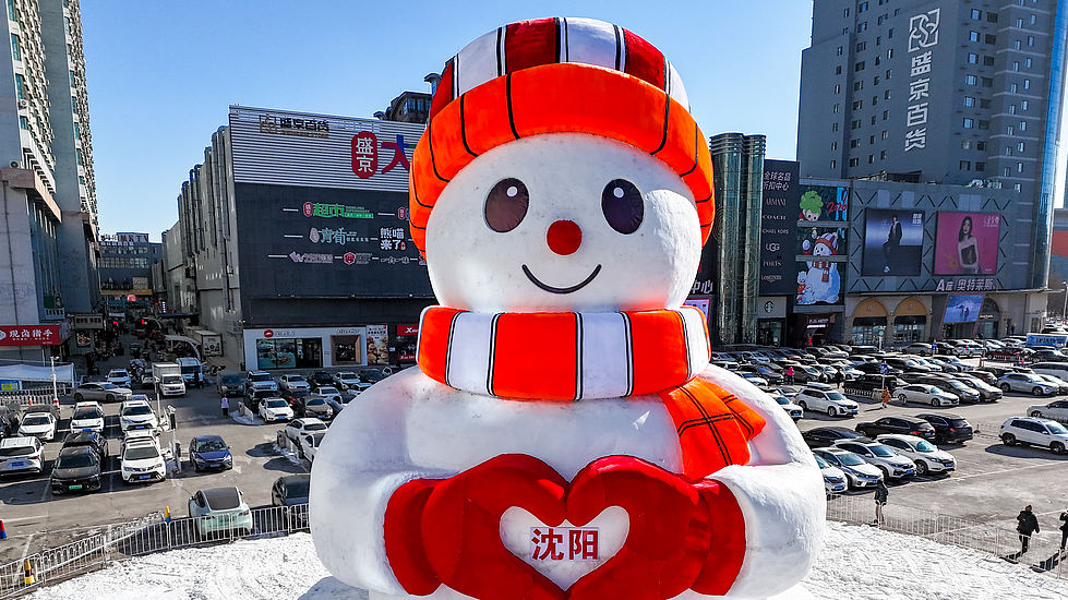 Smiling 16-meter-tall snowman brings warmth to northeast China
