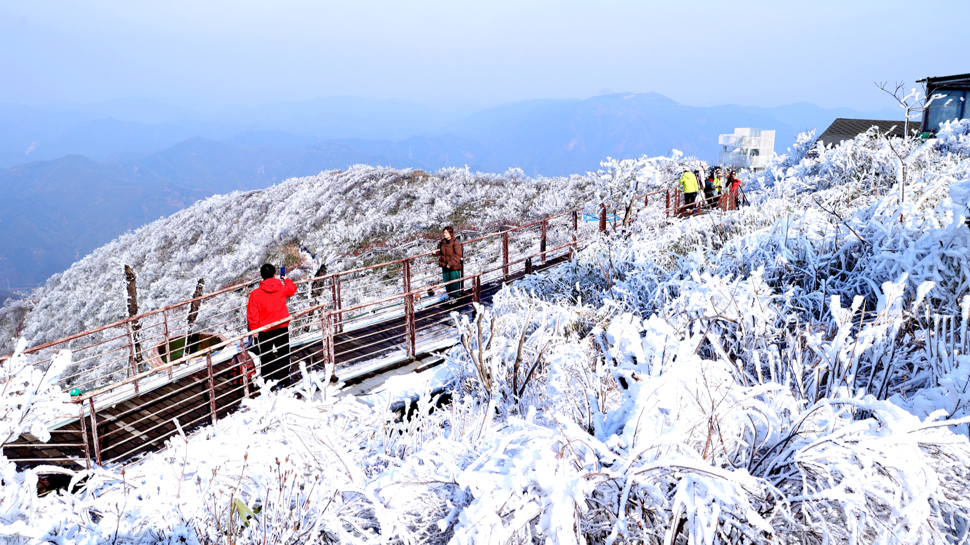 Snow-covered Luniao Mountain draws visitors in Hangzhou