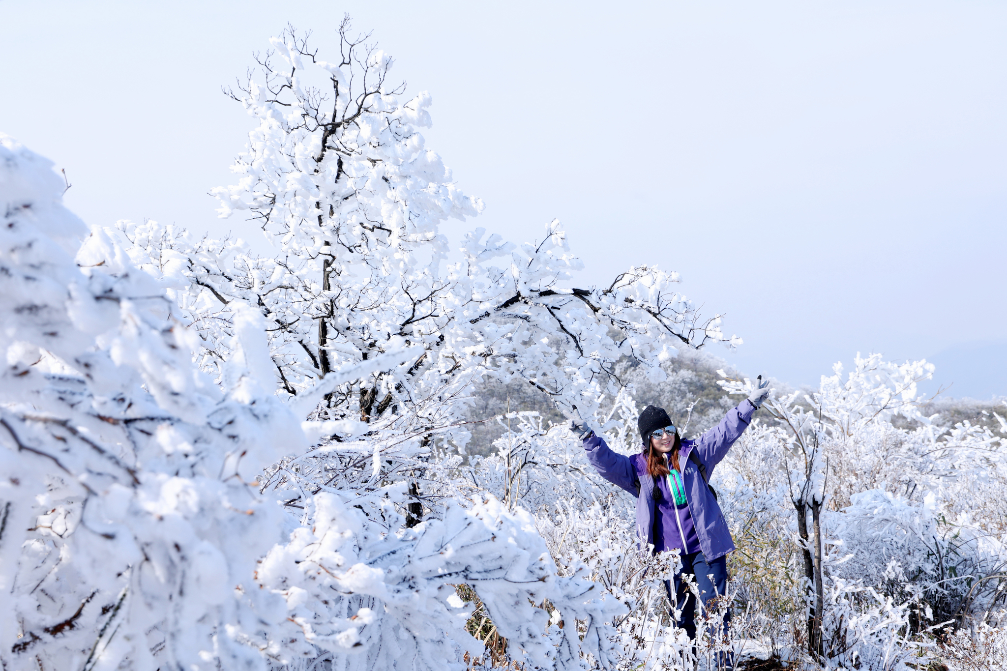 A visitor poses for photos at Luniao Mountain in Hangzhou, Zhejiang Province on January 22, 2026. /VCG
