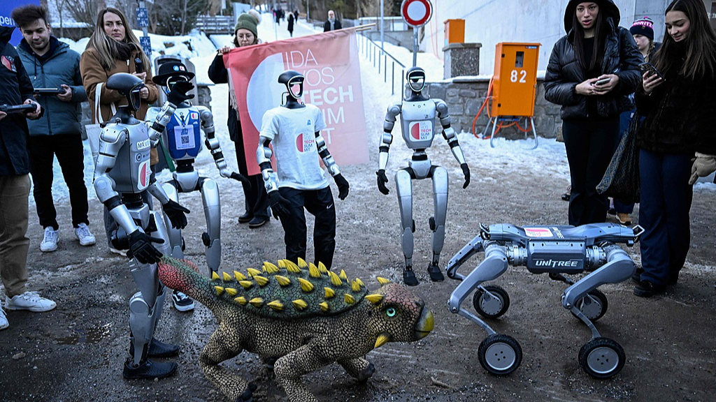 Robots made by a Chinese company walk in the street of the Alpine resort during the World Economic Forum annual meeting in Davos, Switzerland, January 21, 2026. /VCG 