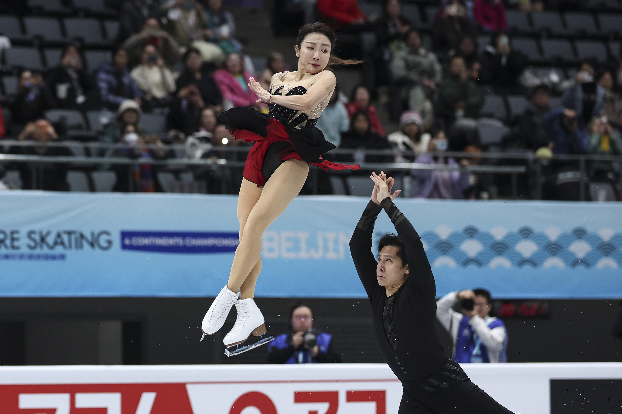 Sui Wenjing (L) and Han Cong of China perform in the pairs short program at the ISU Figure Skating Four Continents Championships in Beijing, January 22, 2026. /VCG