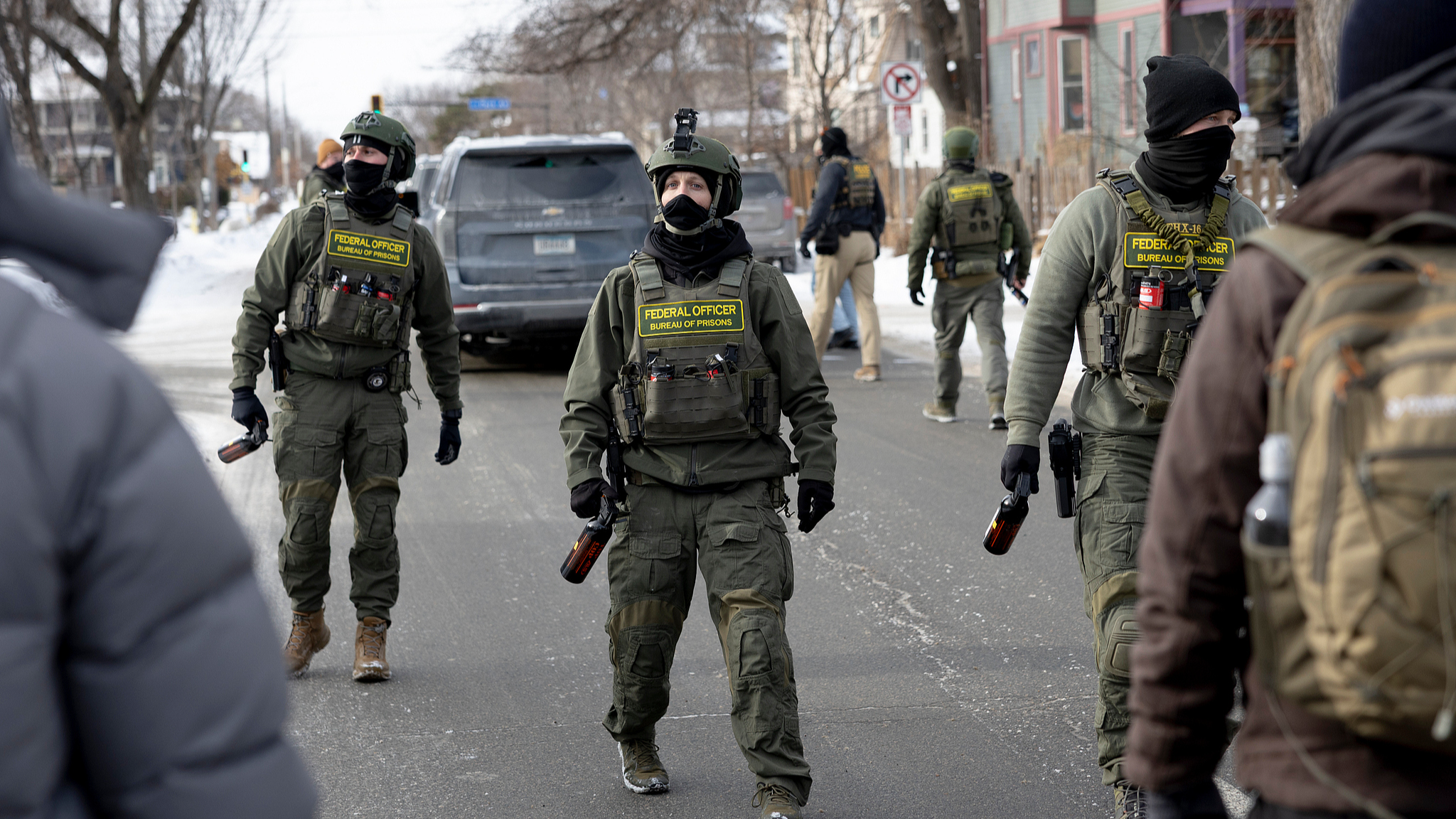 Federal immigration agents confront bystanders with pepper spray after detaining a man and his child on January 22, 2026, in Minneapolis, U.S. /VCG