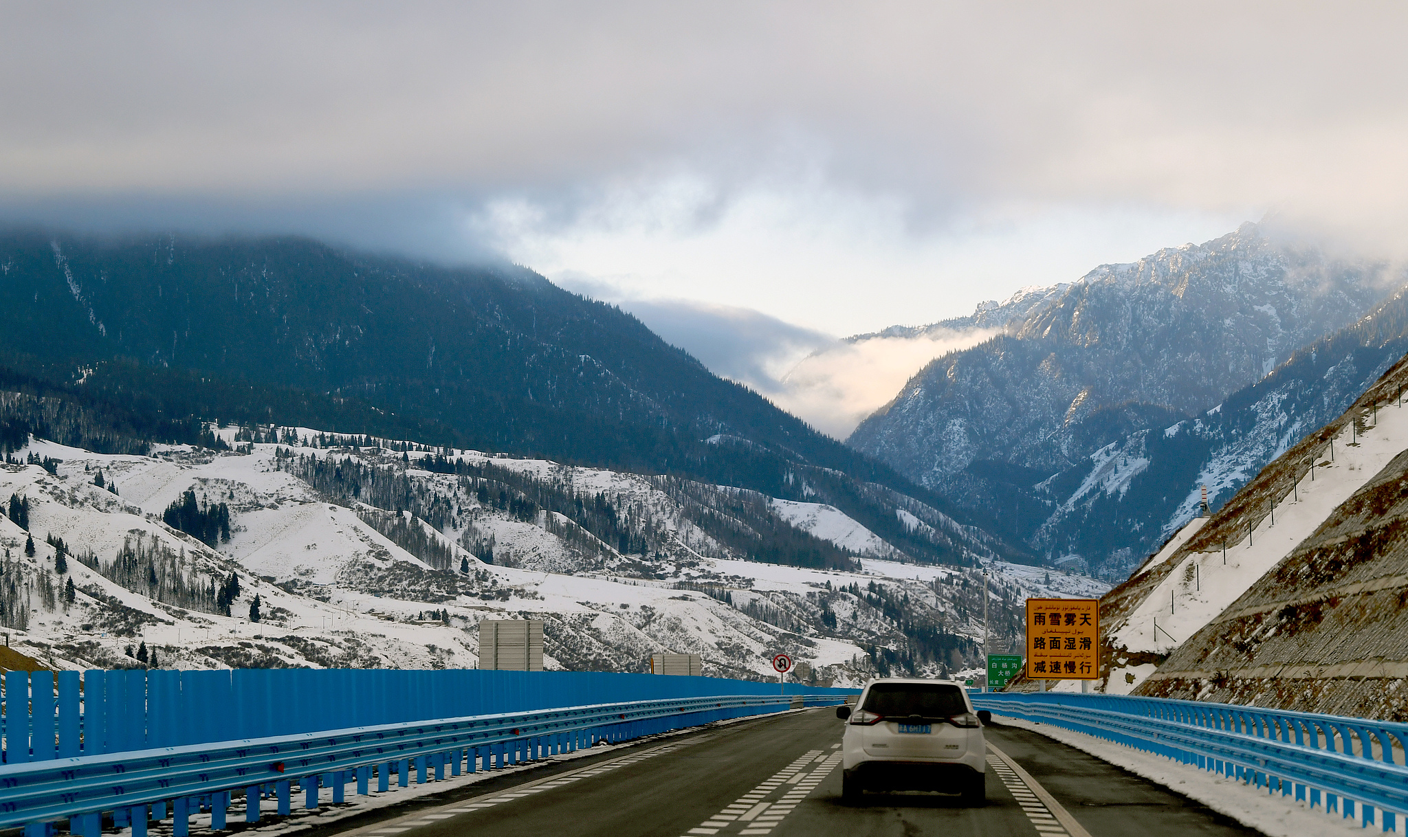 Through ice and peaks: Urumqi–Yuli Expressway breaks Tianshan barrier