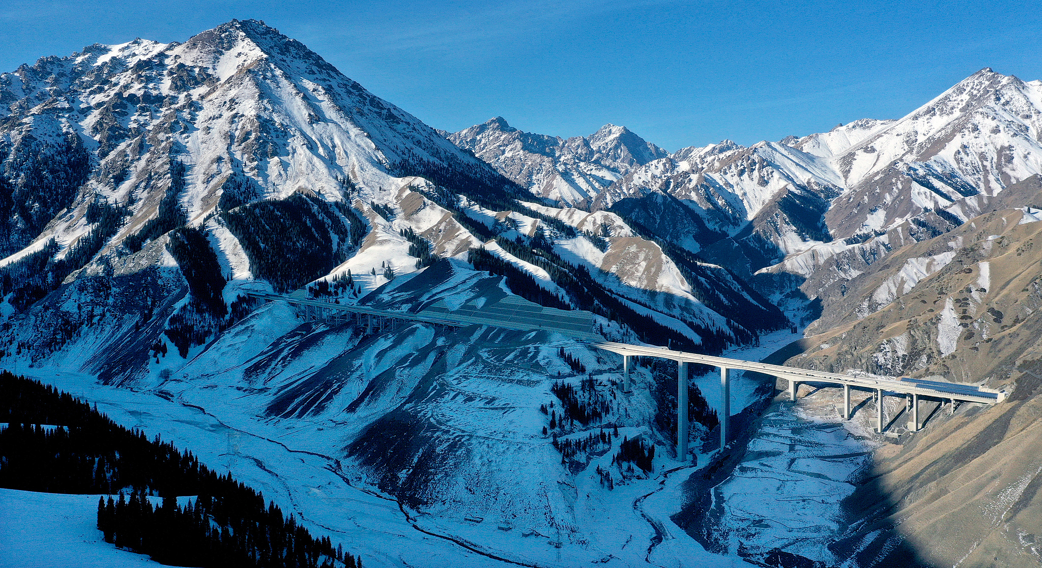 Through ice and peaks: Urumqi–Yuli Expressway breaks Tianshan barrier