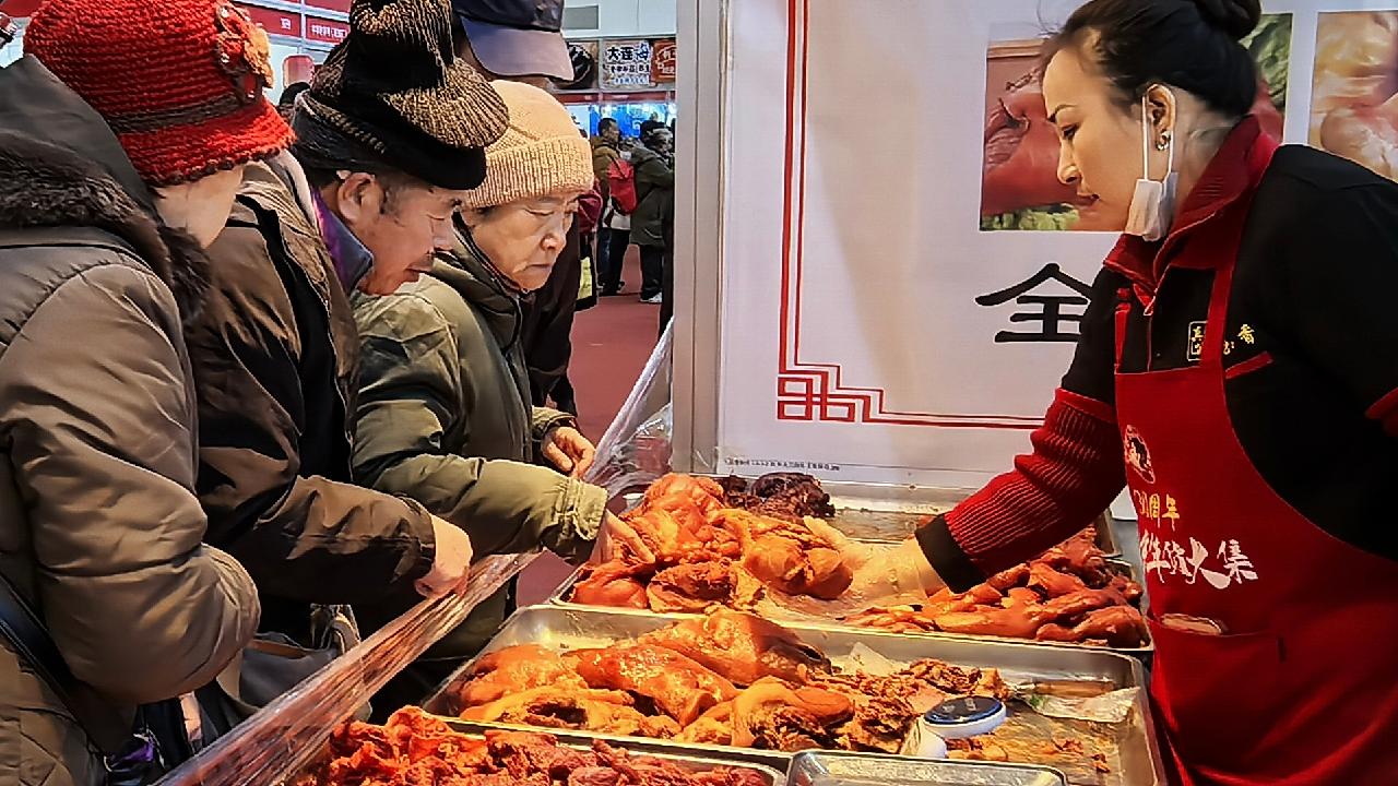 Traditional New Year fair brings festivity to Beijing