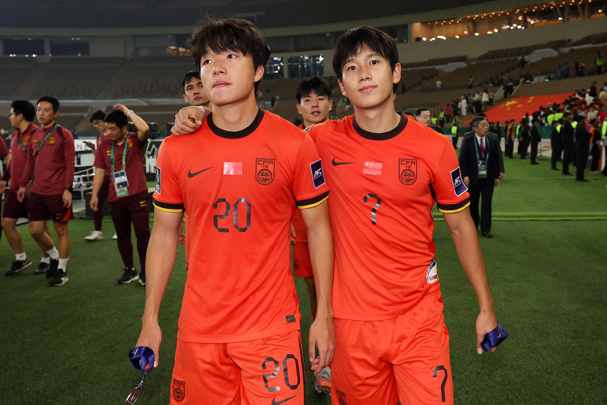 Li Zhenquan (#20) and Xiang Yuwang (#7) leave the field after China's 4-0 loss to Japan in the AFC Under-23 Asian Cup final in Jeddah, Saudi Arabia, January 24, 2026. /VCG