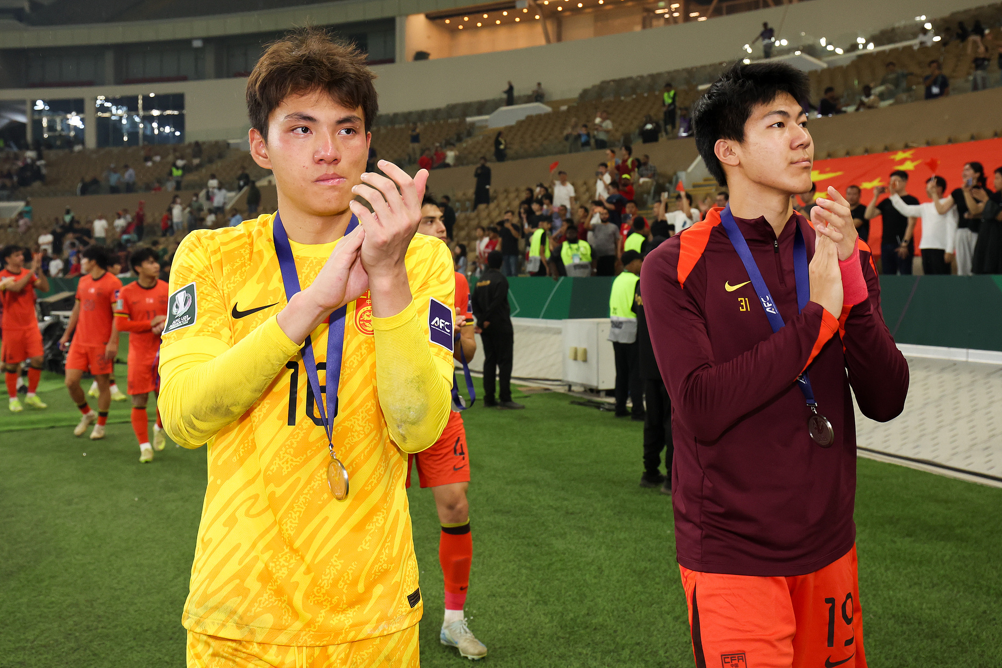 Goalkeeper Li Hao (L) applauds the crowd after China's 4-0 loss to Japan in the AFC U23 Asian Cup final in Jeddah, Saudi Arabia, January 24, 2026. /VCG