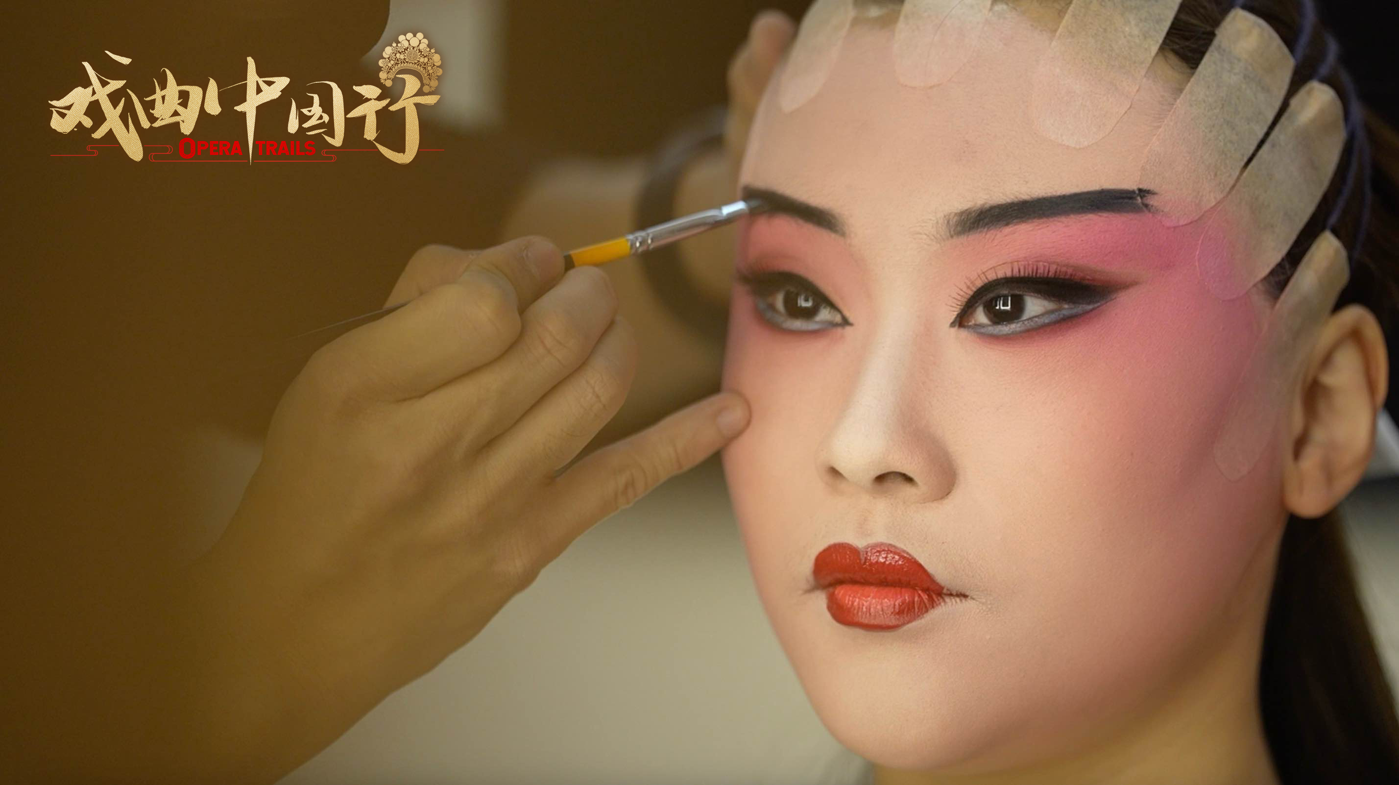 Chen Siyu, a young Pingju Opera performer, applies stage makeup. /CGTN