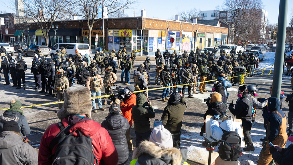 A crowd gathers at the scene where federal agents fatally shot Alex Pretti in Minneapolis, Minnesota, U.S., on January 24, 2026. /VCG