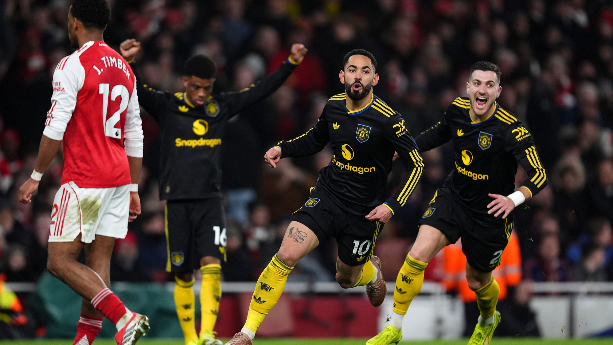 Arsenal rocked by Man Utd, Villa rekindle Premier League title bid