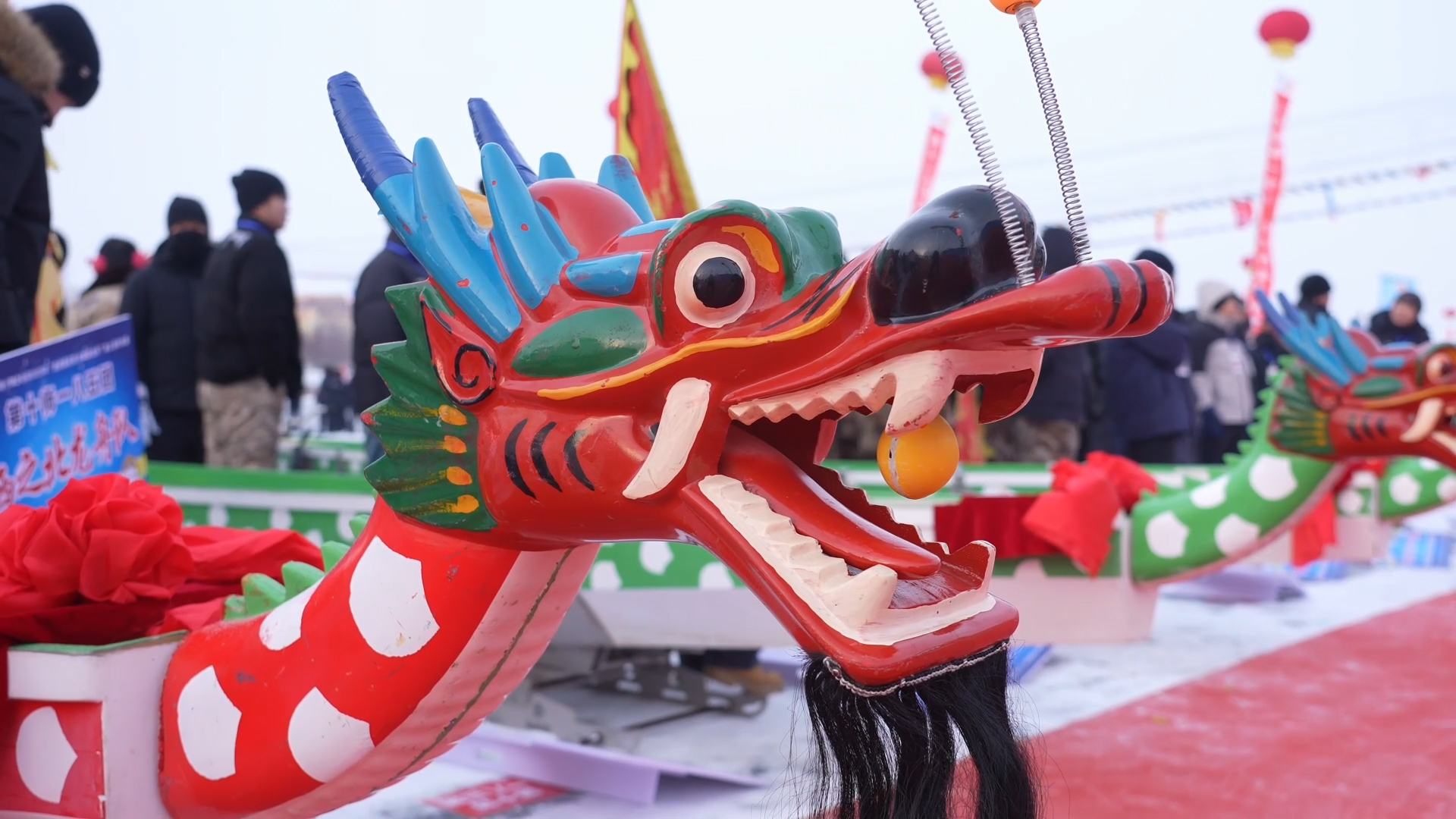 Ice dragon boat race adds excitement to Xinjiang's Beitun