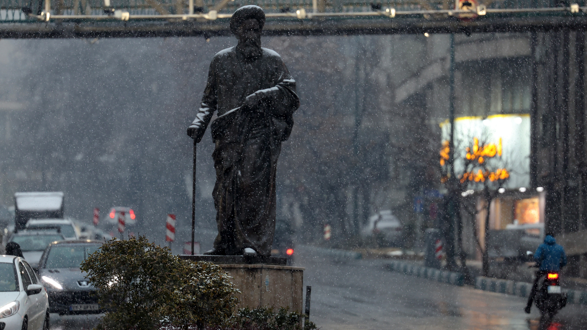 A statue is seen during snowfall in Tehran, Iran, January 23, 2026. /VCG