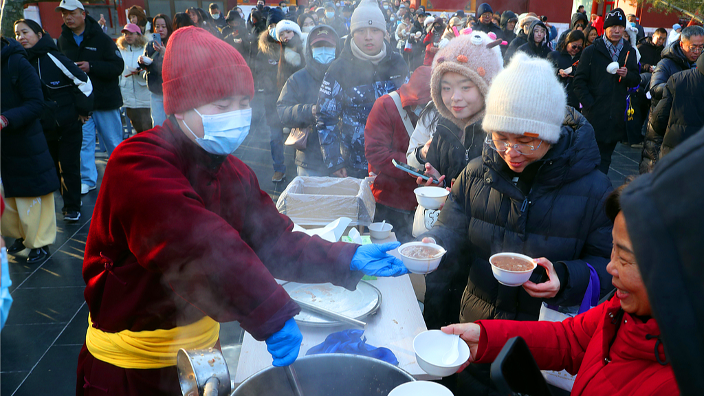 Locals line up for Laba porridge at the Yonghe Lama Temple in Beijing, China, January 26, 2026. /VCG