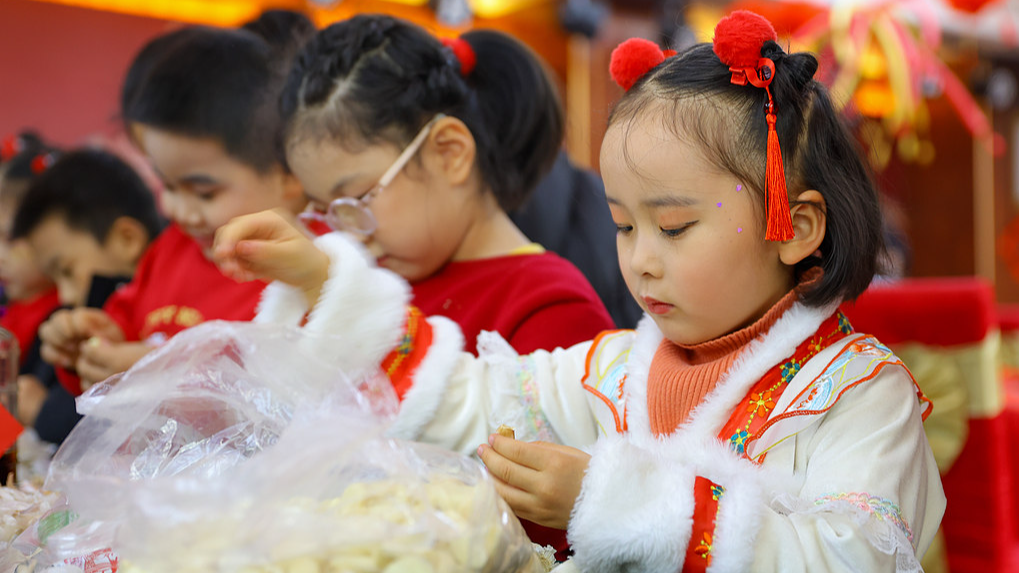 Children make Laba garlic at a school in Liaocheng city, east China's Shandong Province, January 25, 2026. /VCG