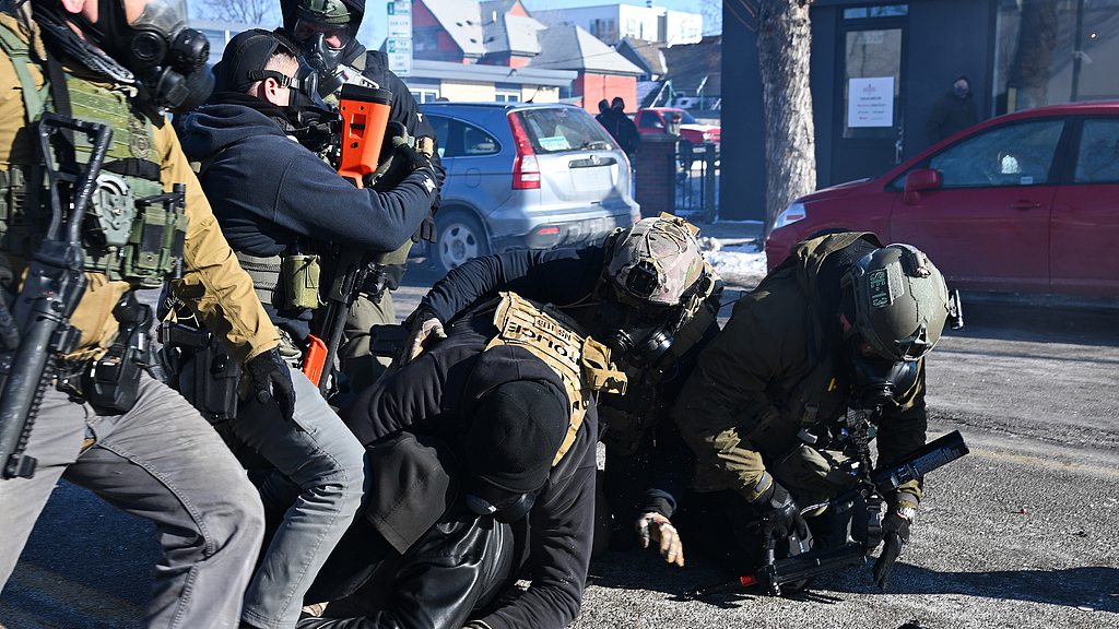 A person is tackled by federal agents amid protests following a shooting in Minneapolis, Minnesota, U.S., January 24, 2026. /VCG  
