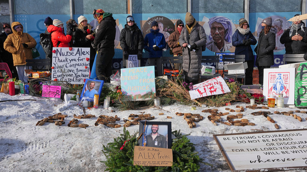 People gather near where Alex Pretti was fatally shot by a U.S. Border Patrol officer, in Minneapolis, Minnesota, U.S., January 25, 2026. /VCG