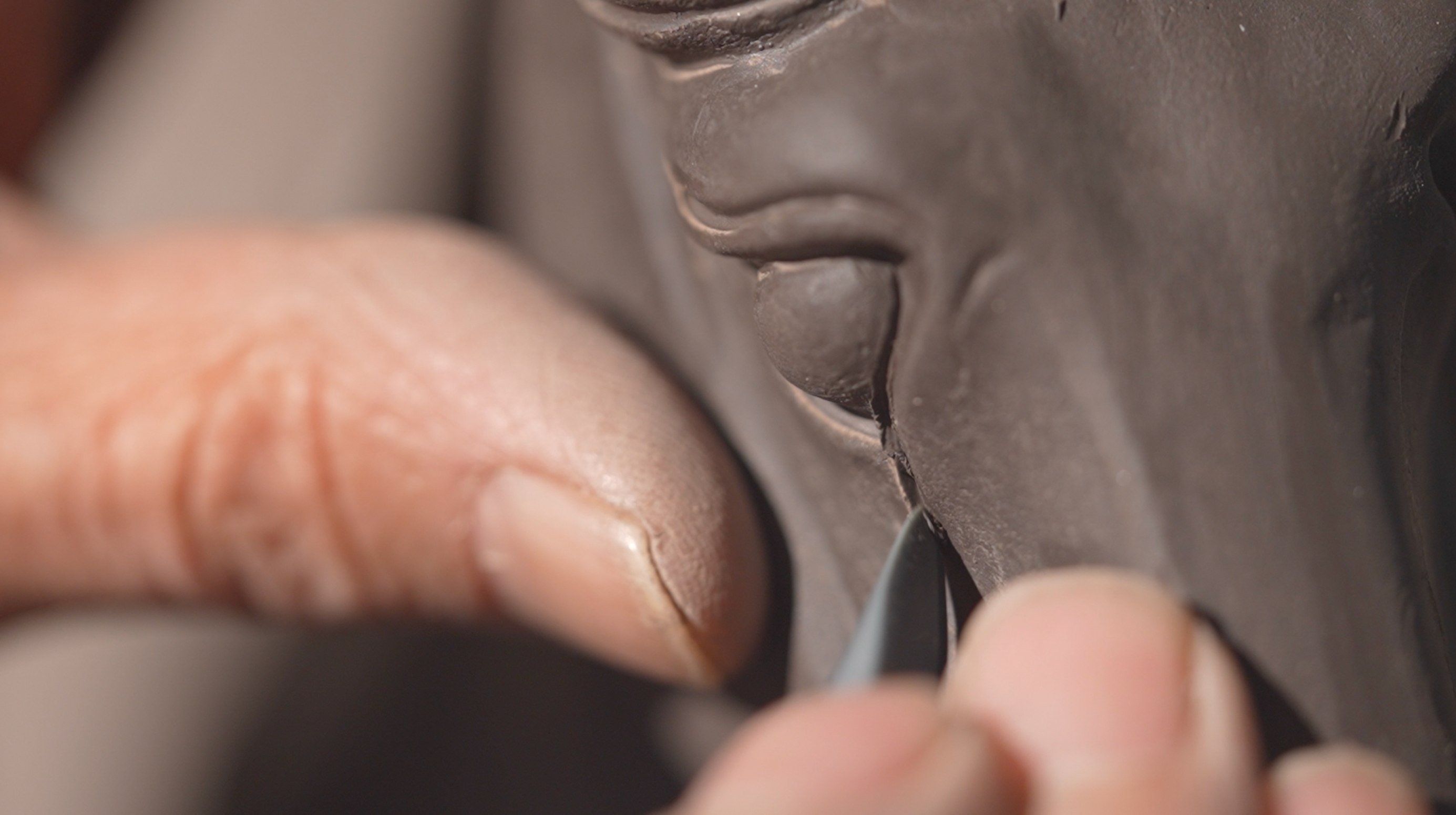 Gao Shuiwang carving the mold for a horse pottery. /CGTN