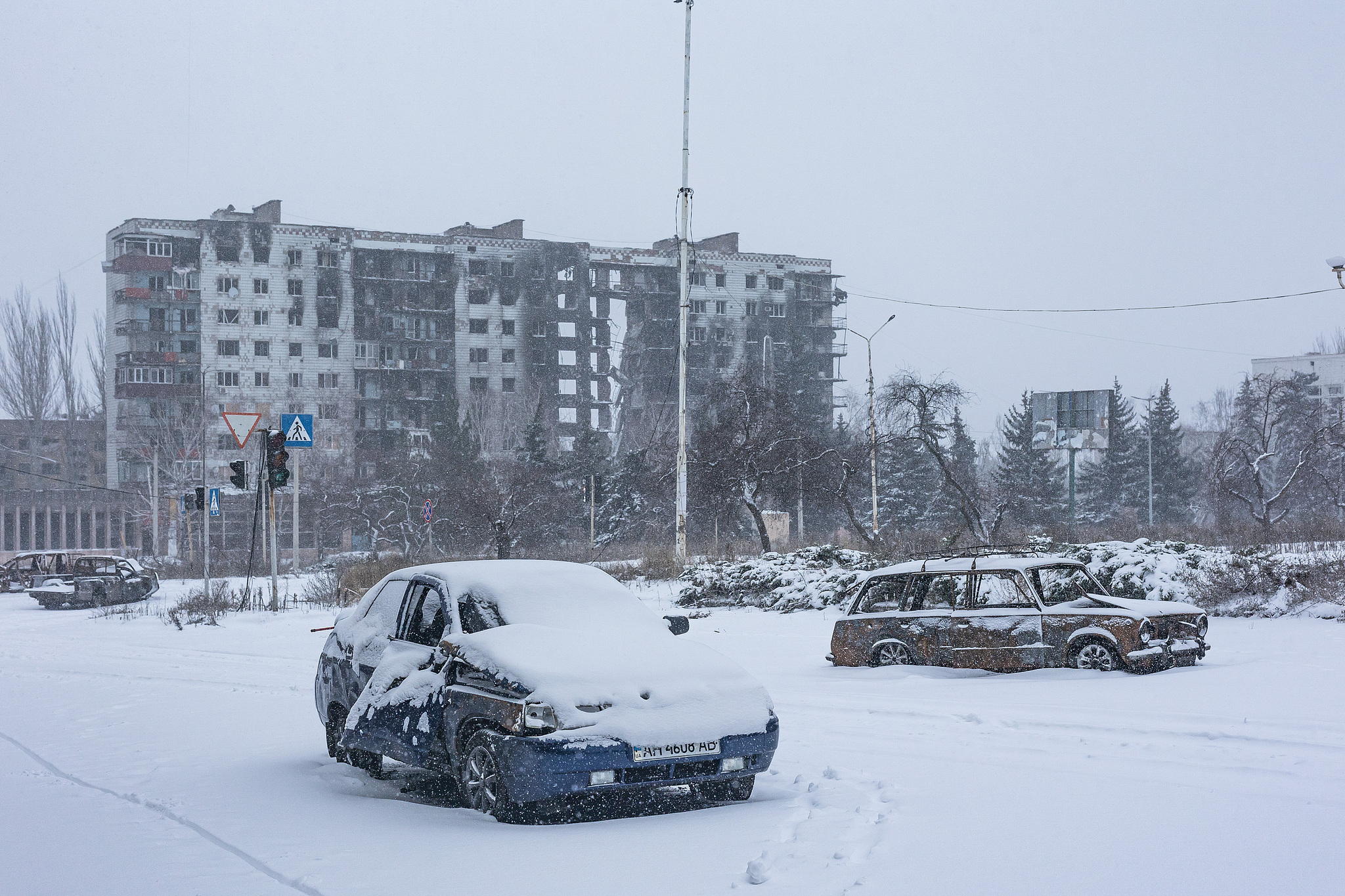 Cars burned by Russian FPV drones and buildings damaged by Russian bombing in Kostiantynivka in Donetsk region of Donbas, Ukraine, December 28, 2025. /VCG