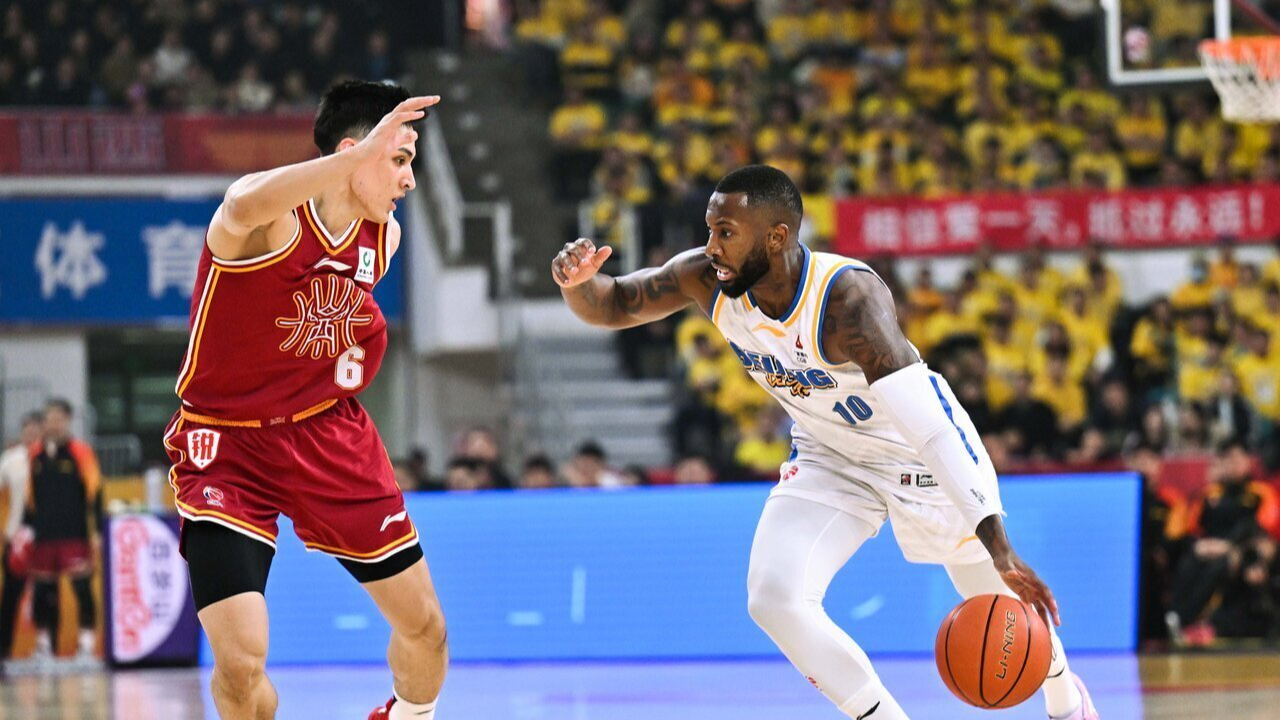 Eugene German (R) of the Beijing Ducks dribbles to attack in the game against the Shanxi Loongs in Taiyuan, north China's Shanxi Province, January 26, 2026. /Beijing Ducks