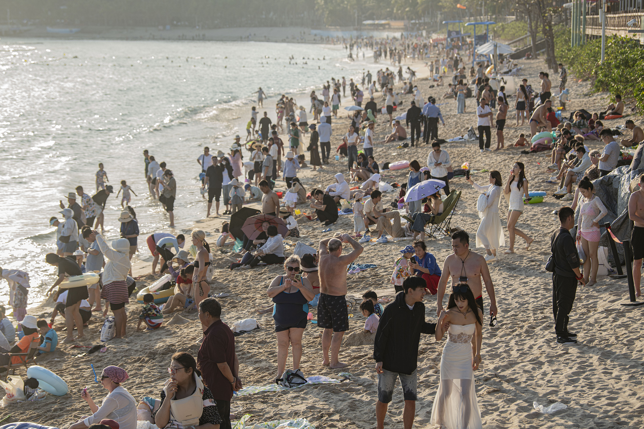 The Dadonghai scenic area in Sanya, Hainan, bustling with visitors, anuary 22, 2026. /VCG