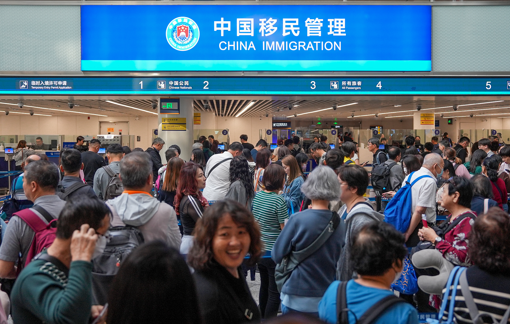International travelers waiting for immigration inspection at Haikou Meilan International Airport, Haikou, Hainan, January 17, 2026. /VCG