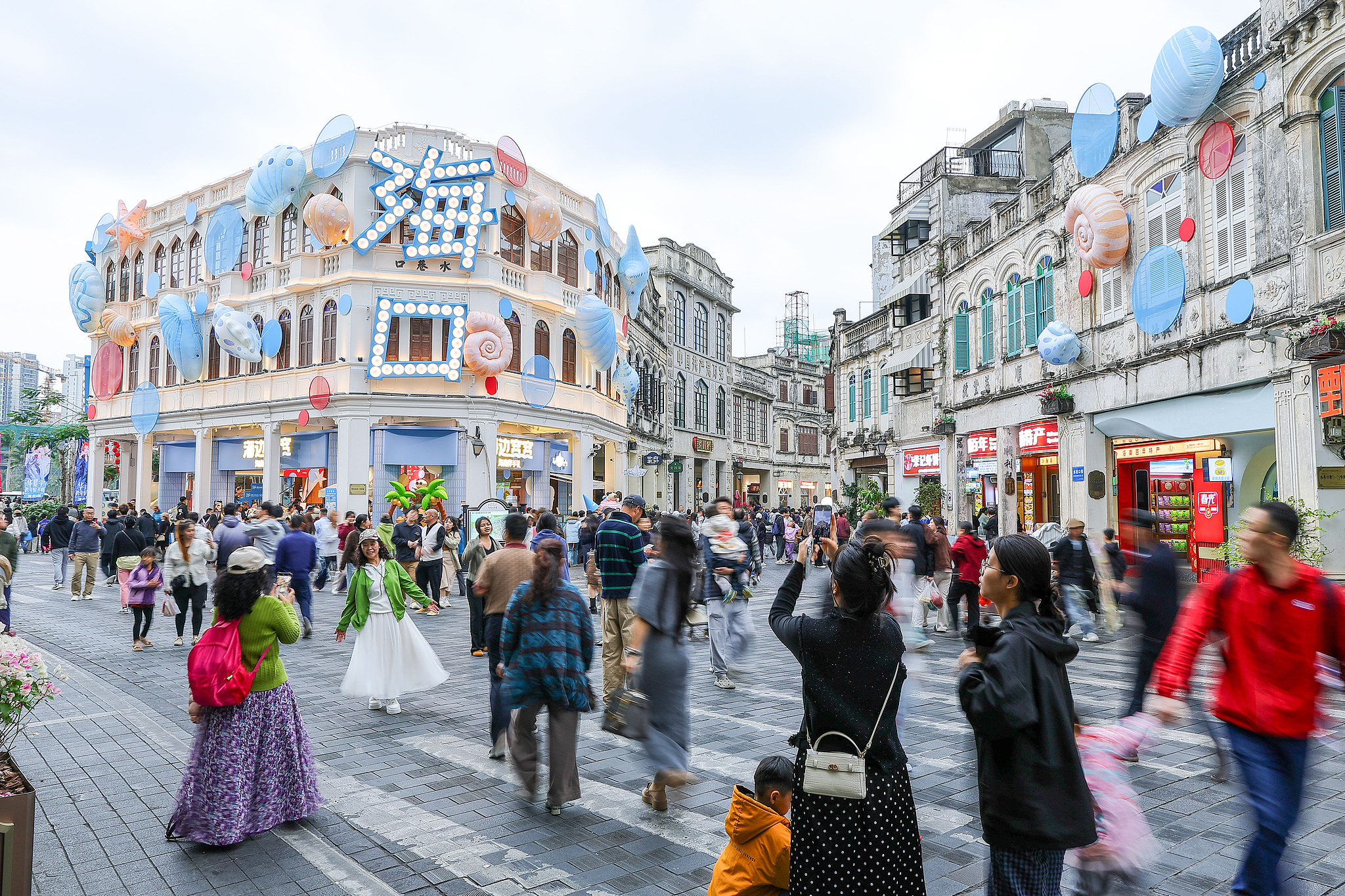 During the 2026 New Year holiday, the historic Qilou old streets in Haikou were bustling with travelers savoring local snacks, snapping pictures, and immersing themselves in Hainan's rich Nanyang heritage, Haikou, Hainan, January 2, 2026. /VCG