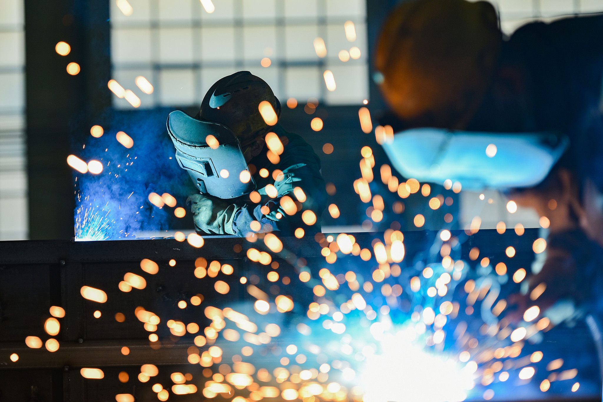 A worker performs welding operations in the workshop of a mechanical equipment manufacturing enterprise in Weifang City, Shandong Province, on December 27, 2025. /VCG
