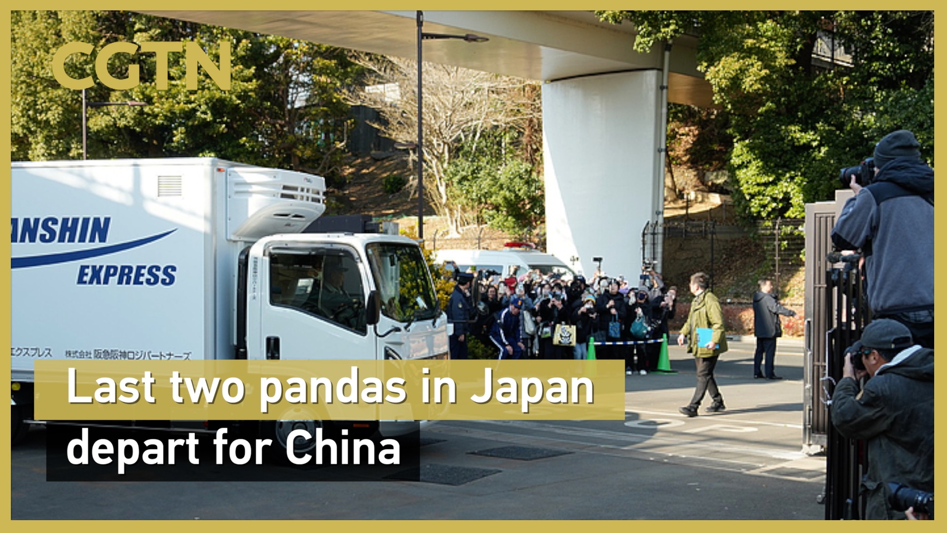 Last two pandas in Japan depart for China