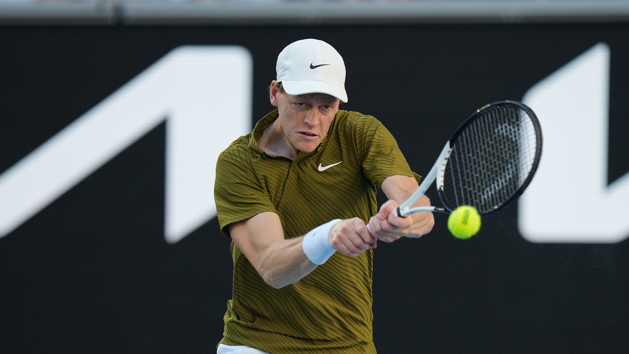 Jannik Sinner of Italy hits a shot in the men's singles round of 16 match against his compatriot Luciano Darderi at the Australian Open at Melbourne Park in Melbourne, Australia, January 26, 2026. /VCG