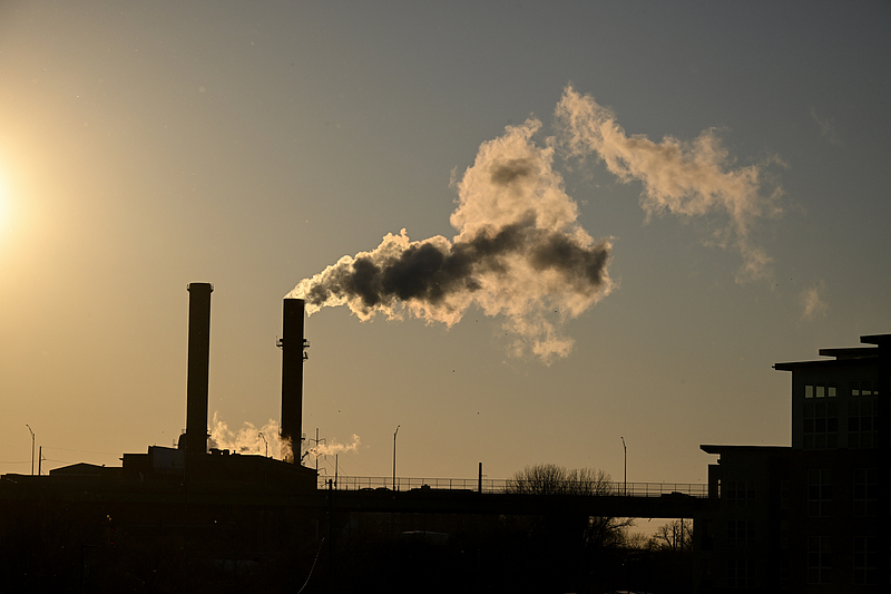 Smoke stacks following a winter storm in Kansas City, Missouri, U.S., January 26, 2026. /Xinhua