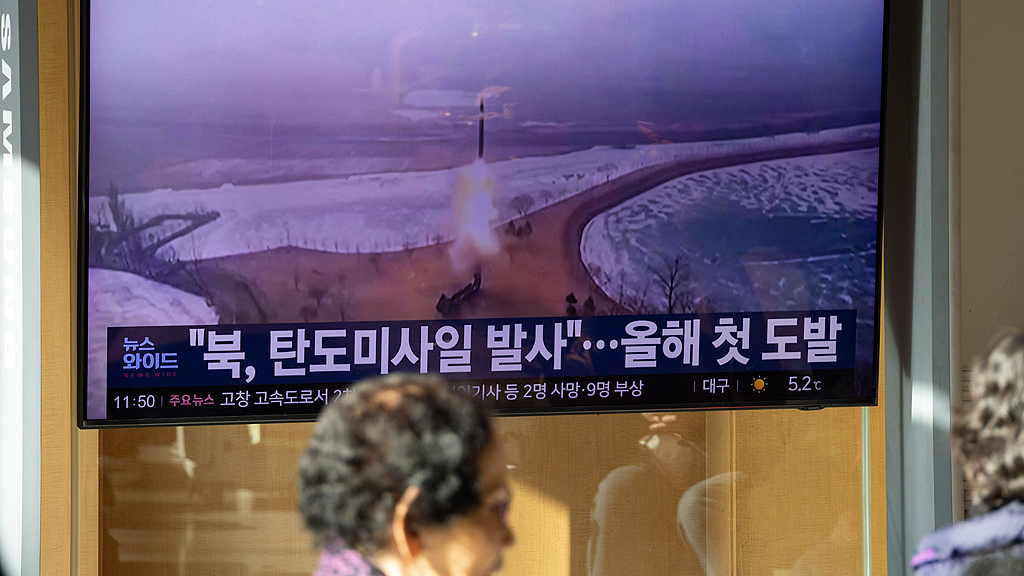 People watch news of a DPRK missile test at Seoul Station, Seoul, ROK, January 4, 2026. /VCG