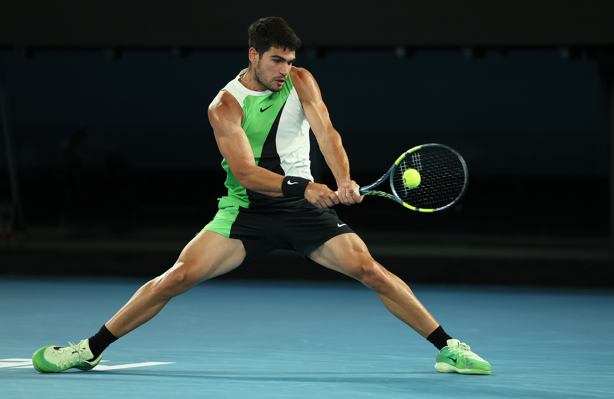 Spain's Carlos Alcaraz hits a shot against Australia's Alex de Minaur in the men's singles quarterfinals at the Australian Open at Melbourne Park in Melbourne, Australia, January 27, 2026. /VCG