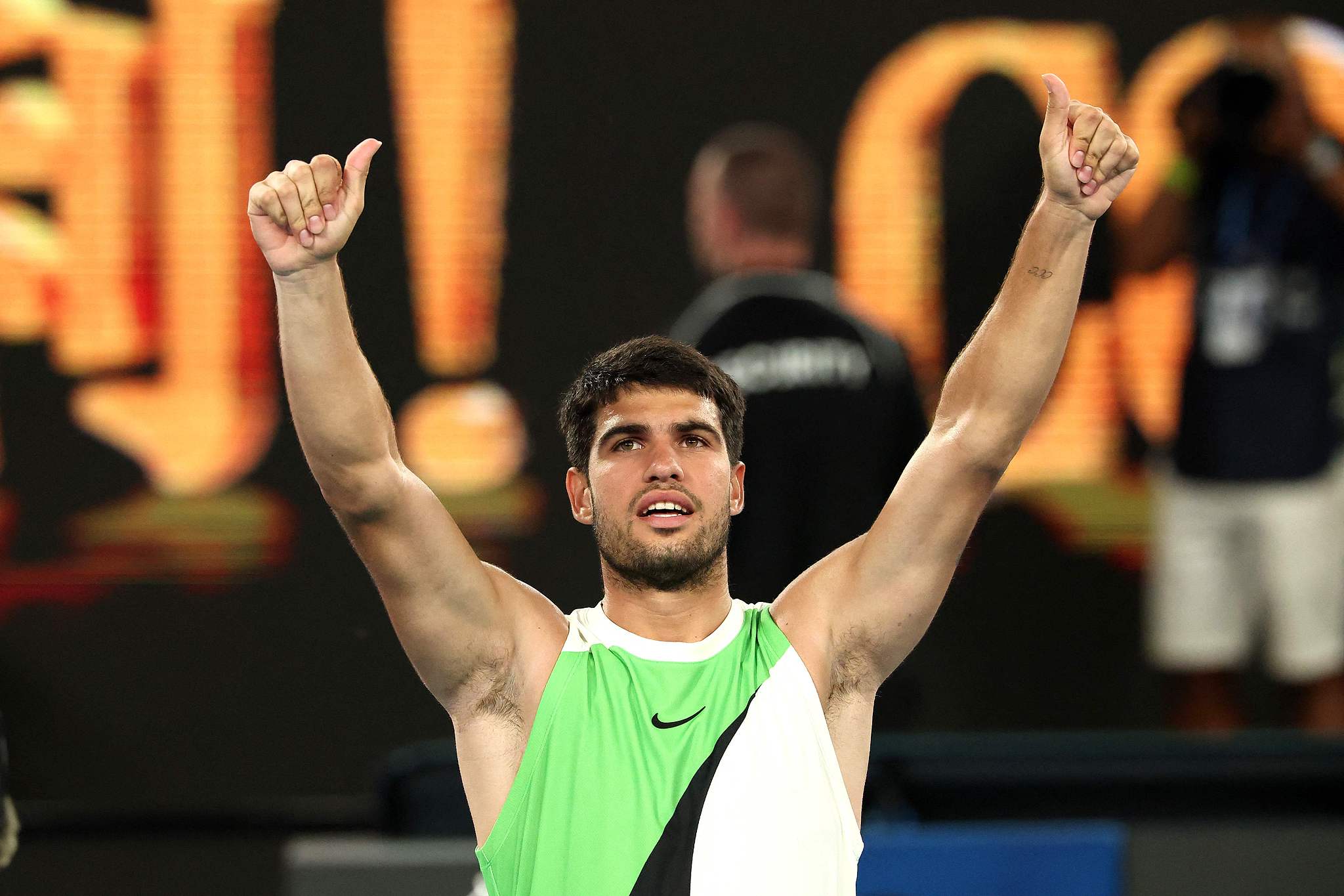 Spain's Carlos Alcaraz celebrates after beating Australia's Alex de Minaur in the men's singles quarterfinals at the Australian Open at Melbourne Park in Melbourne, Australia, January 27, 2026. /VCG
