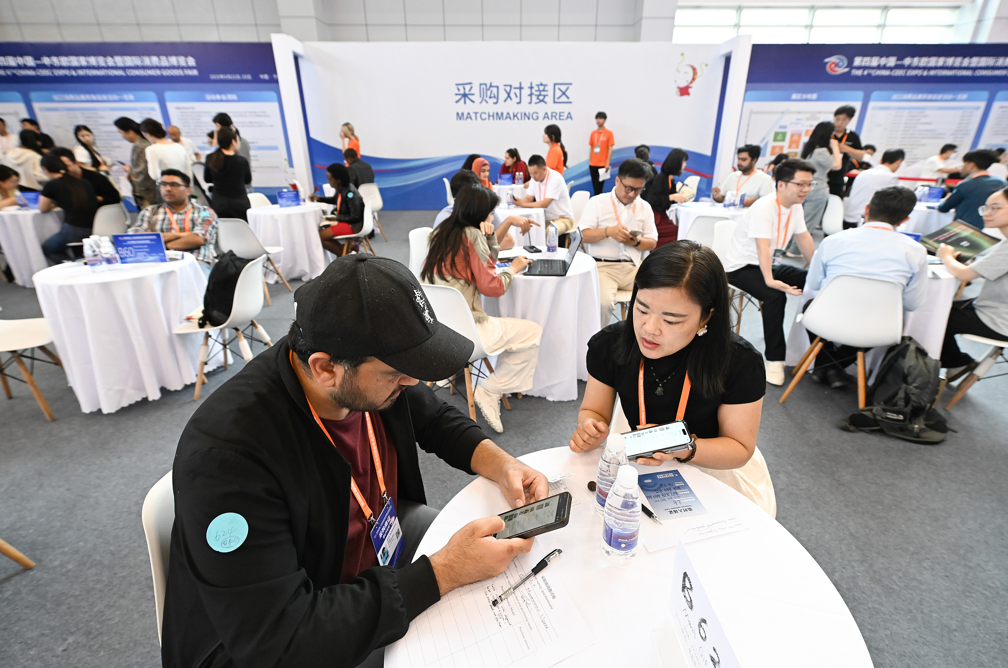 Chinese and foreign business persons discuss orders during the 4th China-Central and Eastern European Countries Expo and International Consumer Goods Fair in Ningbo, east China's Zhejiang Province, May 23, 2025. /VCG