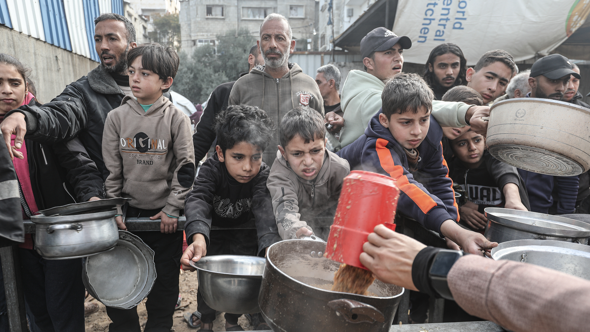 Palestinians, including children, received hot meals distributed by a charity in the Nuseirat refugee camp, amid severe food shortages caused by ongoing Israeli attacks and deteriorating humanitarian conditions, Nuseirat, central Gaza Strip, January 26, 2026. /VCG