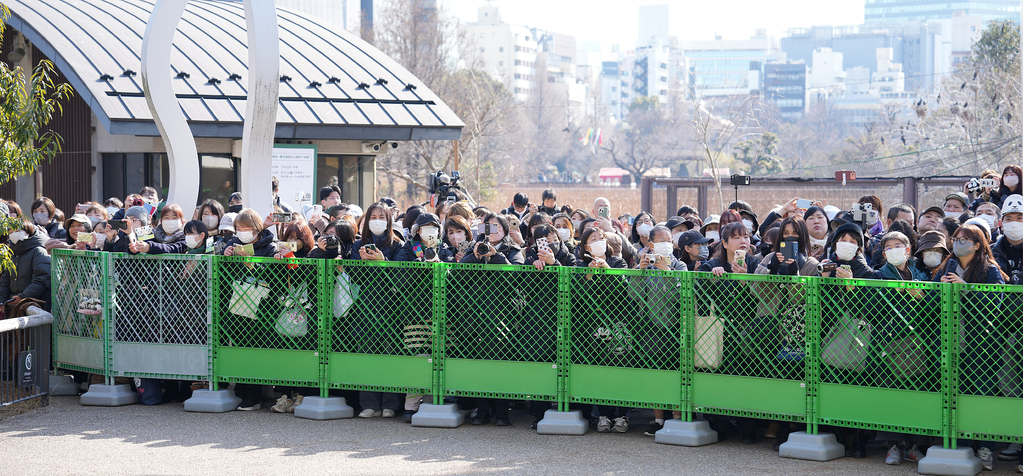 Many people see off the truck to farewell the giant pandas at the Ueno Zoo in Tokyo, Japan, ahead of their return to China, on January 27, 2026. /VCG
