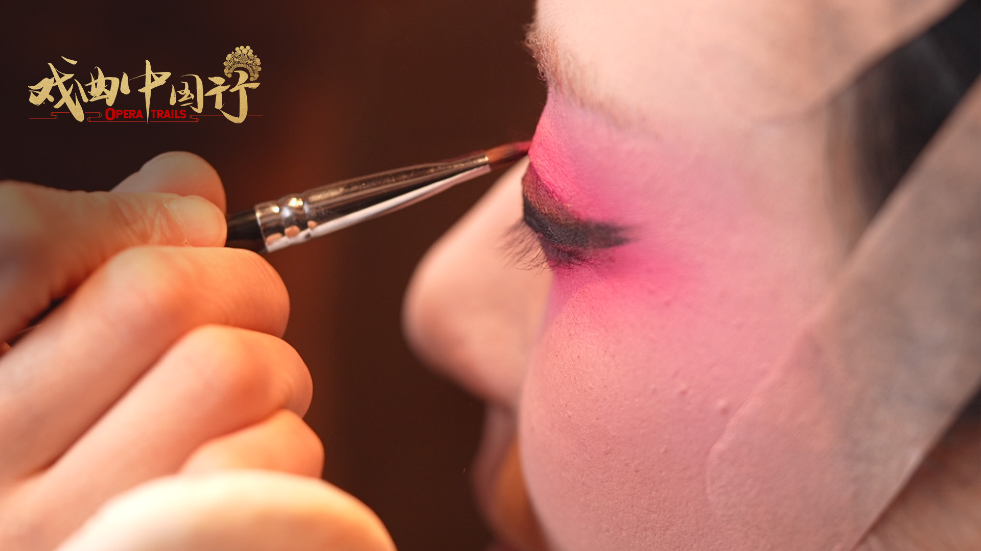 Hou Yu puts on makeup before taking the stage at Yanliao Guild Hall, Dongcheng District, Beijing, China. /CGTN