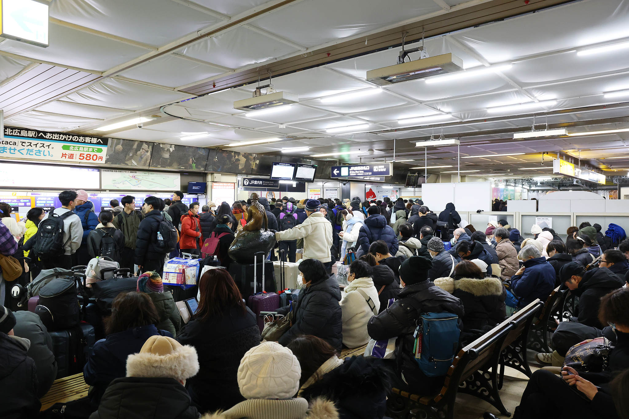 People stuck at JR Sapporo Station due to train service suspensions caused by heavy snowfall in Hokkaido, Japan, January 25, 2026. /VCG