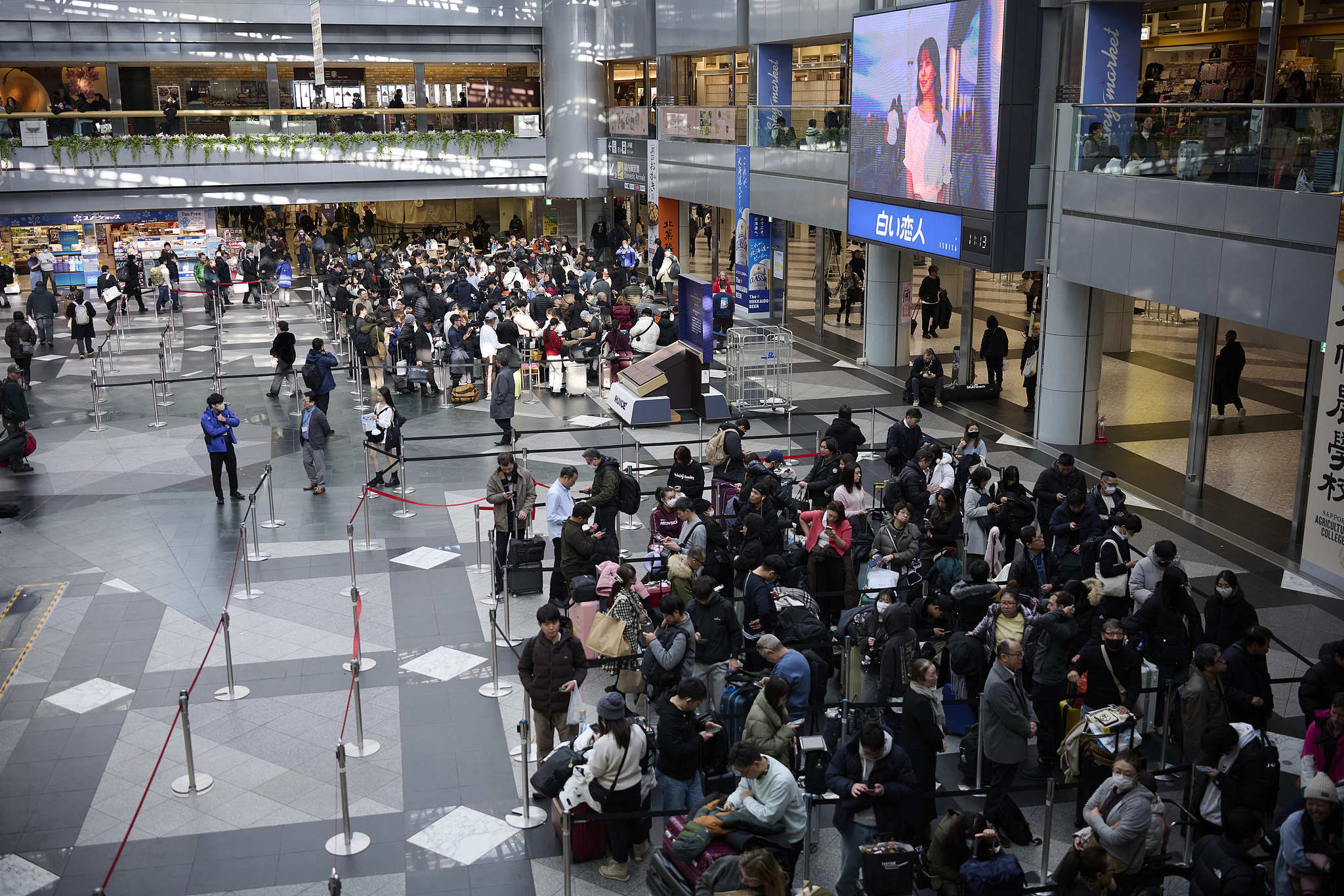 Bad weather leaves passengers stranded at the New Chitose Airport in Hokkaido, Japan, January 26, 2026. /VCG