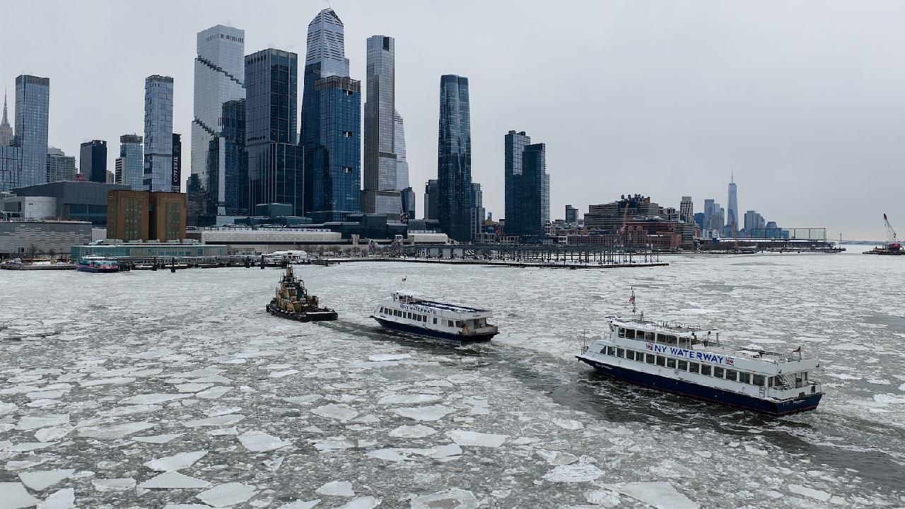 Winter storm grips eastern U.S. as deaths rise