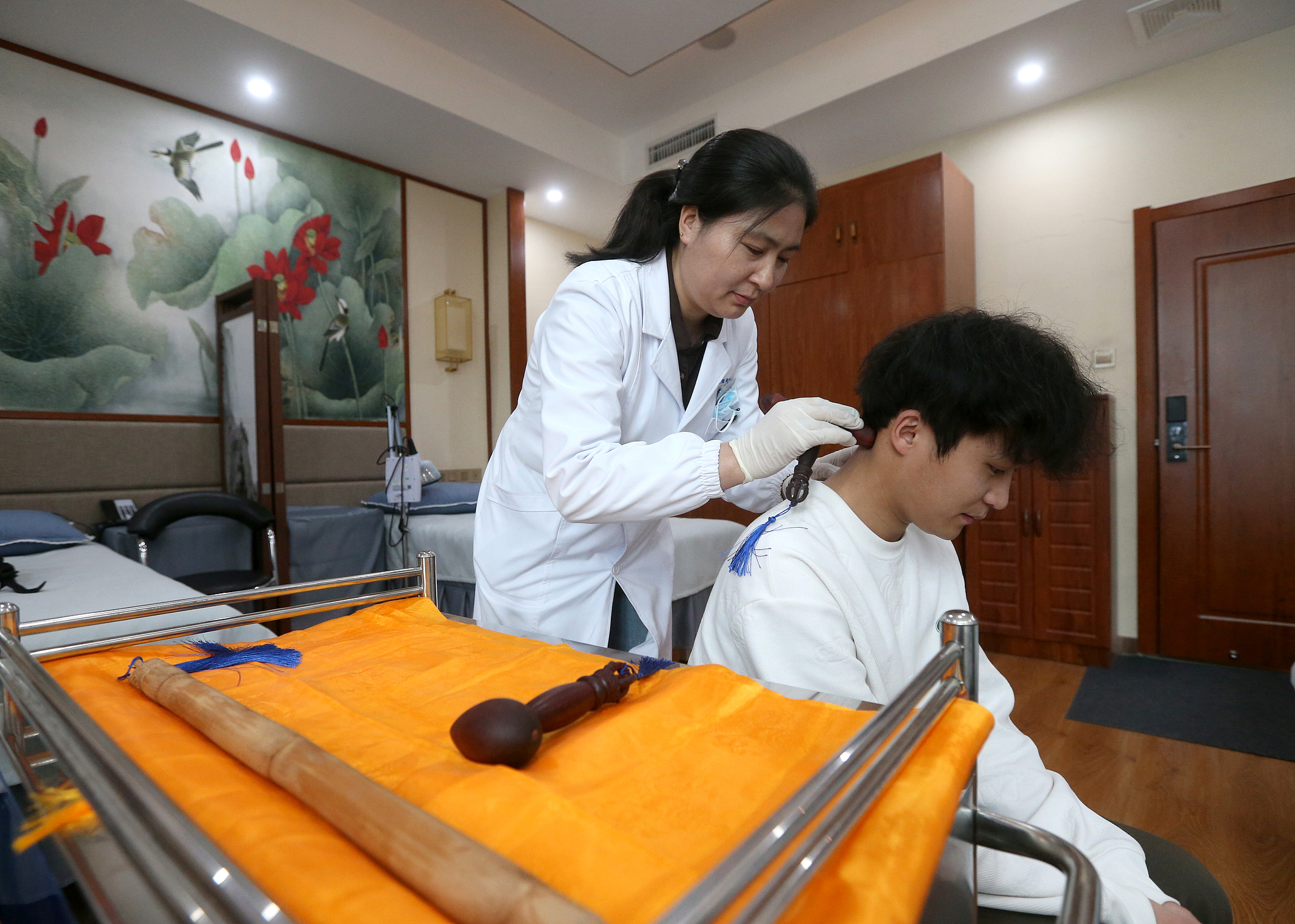 A patient receives traditional Tibetan medicinal treatments at a wellness center in Xining City, northwest China's Qinghai Province, February 27, 2025. /VCG