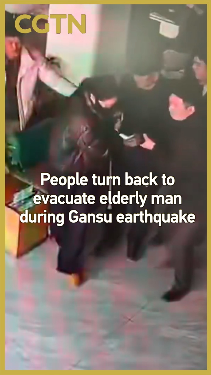 People return to evacuate elderly man during Gansu earthquake